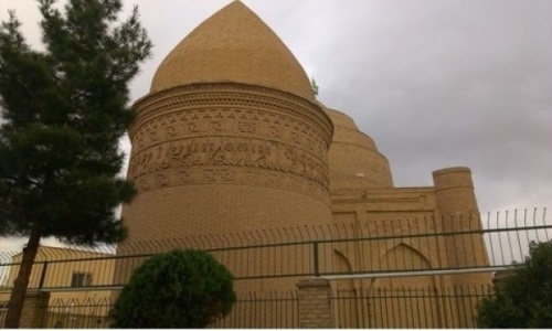 برج چهل دختران در سایه امامزاده‌های دامغان